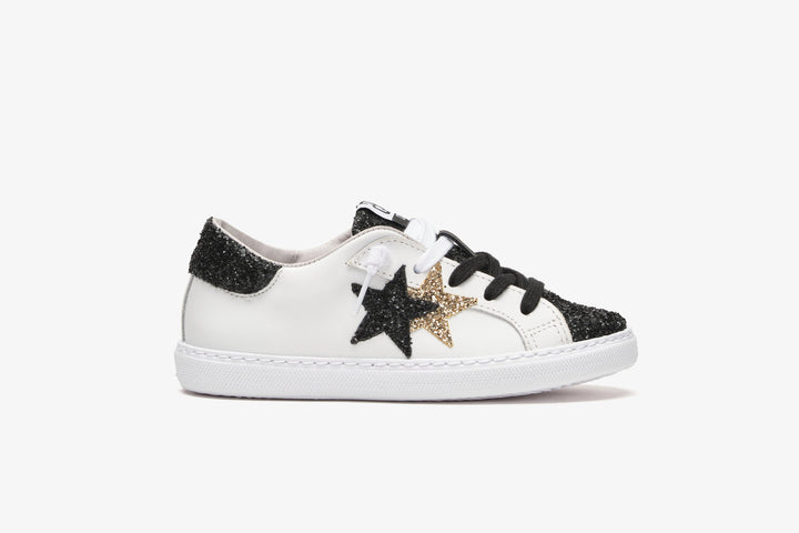 SNEAKERS LOW IN PELLE BIANCA CON DETTAGLI IN GLITTER NERO E DORATO